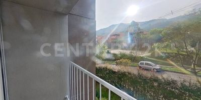 Este encantador apartamento de 53 m2 te espera en el cuarto piso, ofreciéndote comodidad y estilo de vida. Con una vista interior que brinda tranquilidad, este espacio cuenta con 3 habitaciones ideales para adaptarse a tus necesidades, 2 baños, sala comedor acogedora y un balcón de 3m2 para disfrutar de momentos de relax.

La cocina integral y la zona de lavandería te ofrecen funcionalidad y modernidad, mientras que el piso cerámico en todas las áreas agrega un toque elegante. Además, contarás con parqueadero y acceso conveniente a través del ascensor.

Este hogar forma parte de un conjunto residencial que va más allá de las cuatro paredes. Disfruta del salón social, las áreas para niños y la refrescante piscina. La vigilancia privada las 24 horas garantiza tu seguridad y la de tu familia.

La ubicación es estratégica, cerca del centro comercial Mall Sauces del Sur y con acceso rápido a la Carrera 50 y Calle 100 Sur. Además, tienes servicios cercanos como el almacén D1. Los colegios y la Universidad Tecnológico de Antioquia - Sede Aburra Sur están a pocos pasos, brindándote comodidad para la educación de tus hijos.

Este no es solo un inmueble, es una inversión en calidad de vida. ¡No dejes pasar la oportunidad de hacer de este espacio tu hogar y comenzar la próxima etapa de tu vida en este increíble lugar!