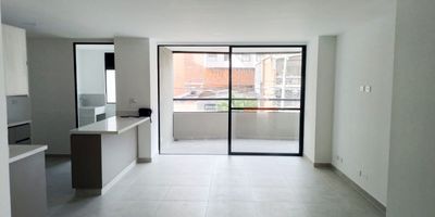 Apartamento exterior en arriendo  cerca a supermercados, restaurantes, facil acceso a rutas de transporte y servicios complementarios. Piso en porcelanato, sala comedor, 3 alcobas con baño en la principal, cocina integral abierta tipo americano, balcon y parqueadero cubierto. Edificio con ascensor, citofonia y circuito cerrado de tv. *Inmuebles sujetos a verificación de disponibilidad.*