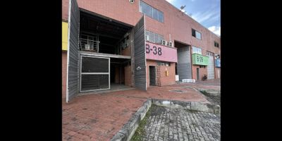 Esta magnífica bodega   ubicada en Ibagué, Tolima está lista para albergar todas tus actividades comerciales y corporativas. Cuenta con un área construida de 730 M2 y un área privada de 720 M2, además de 1 baño. A la par tiene una increíble vista panorámica y cuenta con vegetacion a su alrededor 

Exteriormente se cuenta con un acceso pavimentado, cercanía a la zona urbana, un espacio para estacionar vehículo, parqueadero de visitantes,portería/recepción, trans. público cercano, zona comercial, zona industrial y zonas verdes. Esto hace un ambiente totalmente seguro y fácil de acceso.

Esta ubicado en el Parque Logistico Nacional del Tolima.

¡Esta bodega se encuentra lista para darte el espacio y el ambiente necesario para desarrollar tus negocios! ¡Registra tu visita para conocerla en persona!
