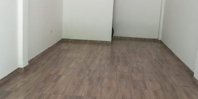 LOCAL COMERCIAL CON EXCELENTE UBICACION, EN ZONA COMERCIAL CONSTA DE UN AMBIENTE Y UN BAÑO, ESTERA , BUENOS ACABADOS. EL SECTOR ES COMERCIAL, CUENTA CON GRAN VARIEDAD DE RUTAS DE TRANSPORTE PUBLICO, RESTAURANTES, BARES Y DISCOTECAS, COLEGIOS, CANCHAS DE FUTBOL, CERCA DE ESTACION DE POLICIA, CERCA DE LA CORDIALIDAD, EN VIA PRINCIPAL