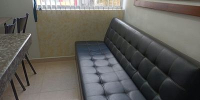 Aparta-estudio de sus sueños ubicado en el piso 9; cuenta con sala comedor, cocina semi-integral con nevera, habitación con closet, 1 baño, zona de ropas. Cerca encuentra sitios como supermercados, gran variedad de tiendas, y buen transporte para diferentes sitios de la ciudad.
