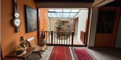 Vendo casa campestre en conjunto cerrado p.h. con buen diseño arquitectónico, amplios espacios, con dos salas con chimeneas, estar de televisión, comedor, cocina, cuarto y baño de servicios, zona de lavandería, salón de juegos y bar, cuatro cuartos, tres baños, baño principal con zona húmeda, estudio y ático. Zona de bbq, amplia zona verde con parque infantil y casa del árbol. Area de garaje y cuarto de almacenamiento. Excelente ubicación en zona residencial cerca a centros comerciales, clínicas, universidades, buen transporte público.
