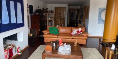 Area 192 mts, vendo Apartamento con terraza, vista sobre Bogotá, sala comedor, chimenea, baño social, hall de alcobas, tres habitaciones, dos  baños, cocina, zona de lavanderia, cuarto y baño de servicio, tres paraqueaderos, un deposito, el edificio tiene  parqueadero de visitantes, gimnasio, squash, sala de reuniones. apts - c- dos 
