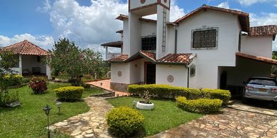 MESA DE LOS SANTOS- VILLA DE LOS CANDELEROS PARCELA 32 área del lote 3.637.80 M2 casa construida de 3 pisos 391 M2, pisos en mármol, 4 alcobas con closet y baño, 6 baños: 4 baños con tina, 2 baño familiares. Amplia sala social con baño,  sala familiar, comedor, mirador amplio, cocina integral, zona de ropas independiente. Segundo piso habitacion principal con balcón, hall amplio de habitaciones. Pozo séptico, pozo para riego, luz con la ESSA, GAS con cilindro, parqueadero para 4 vehículos. kiosco y juego de bolo y juego de tejo.