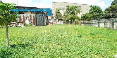 Lote en arriendo cerca a alcaldia, restaurantes, supermercados, rutas de transporte y servicios complementarios. Lote de 1,200 M2, vacio, via alterna, energia, agua, para uso residencial, industrial, mixto *Inmuebles sujetos a verificación de disponibilidad.*