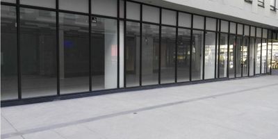 Venta Local Centro comercial Chia. Sobre via principal. Deposito, parqueadero cubierto. Parqueadero para visitantes. Oportunidad para inversionistas. 
