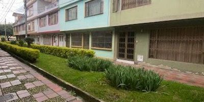 Casa de tres  pisos    iluminada  en el  noroccidente  de  Bogotá, ubicada  en el sector  de   Villas  de  Granada, cómodas  vías  de acceso, como la calle  80 y calle 72, cerca  al  parque  de  villas  de  granada,   al colegio Católico  de la sabana  y  el Colegio  Luigi Pirandello. En  el primer  piso cuenta  con  un aparta-estudio de sala  y comedor, cocina integral, baño  y  zona de  ropas. En  lo que abarca  el piso  dos   y tres hay un apartamento dúplex, de  tres   alcobas, la principal con baño privado, tina y  closet, dos baños  sociales, cocina  integral, sala comedor  con chimenea, zona  de  ropas  y  espacio para   estudio.