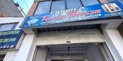 Edificio de 700 metros cuadrados, cuenta con tres pisos y una terraza, construido hace aproximadamente cuatro años en una ubicación altamente comercial y consolidada. En el primer piso, se encuentra una bodega de 150 m2 con una altura de 3,50 m, equipada con cortina metálica, puerta interna, instalaciones monofásicas, bifásicas y trifásicas, así como un baño y una cocineta. En el segundo y tercer piso, hay cuatro locales de 65 m2 cada uno, con una altura de 2,50 m. El acceso a estos locales se realiza desde la Avenida Carrera 30. la terraza del cuarto piso, que tiene un área de 150 m2.El edificio posee la posibilidad de construir un piso adicional, según los planos de diseño y estructurales disponibles. La propiedad goza de un gran potencial gracias a su ubicación estratégica en una zona comercial consolidada. El hecho de que esté completamente arrendado indica una alta demanda en la zona.





