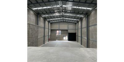 Codigo Wasi: 7098432

Arriendo Bodega Industrial /Logística Parque industrial ZONA E para estrenar.

 Exclusivo sector Llano Grande detrás del aeropuerto José María Córdova (ZONA E)

Área total: 943 m2. Área Piso 1: 802 mt2 Mezanine: 141 m2

24.000.000 + administración + IVA 

Especificaciones: 

Altura libre bodega : 12,5 metros libres 

Energía : trasformador 75 kva 

Red contra incendio Punto cero 

Parqueadero visitantes exteriores 

Puerta- altura: 5 metros Ancho

Puerta : 4.8 metros 

Piso reforzado hasta 5 ton

Porteria 24 horas

Valor administración: $308.605

Contrato mínimo por 3 años

Asesor Yeferson Alcaraz 

301 536 65 55 
