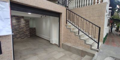 Se arrienda espectacular y hermoso local comercial en Medellín sector Laureles, sobre vía principal, cuenta con un área de 26 m², 1 baño y cocina sencilla. 

Está ubicado en el sector de don quijote y cerca del rompió.