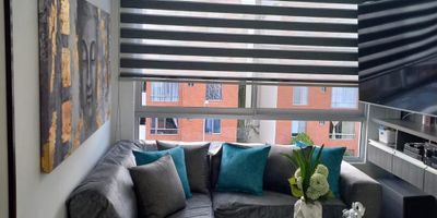 Se vende Apartamento con excelente distribucion  se entrega con persianas - luces de decoración- mueble de tv-  2 aires acondicionados puerta principal de seguridad masisa  en granadillo en sala y habitación ppal piso 4
area construida: 56 MTS consta de tres habitaciones, la principal con baño y vestier, , la segunda y tercera con closet , sala comedor, baño social, cocina, zona de oficios, el apartamento cuenta con un diseño de iluminación angeo remodelado buenos acabados. info Fernanda Bastidas 3188759735