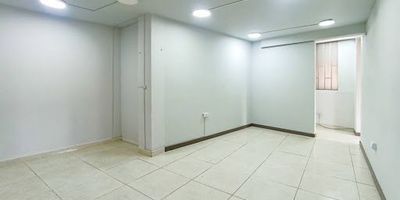 Inmueble estratégicamente ubicado a una cuadra del parque principal de Rionegro. Este local en el segundo piso, en buenas condiciones, ofrece amplios espacios, excelente distribución e iluminación. Ideal para consultorio odontológico, spa de uñas, academias, centro de belleza, consultorio médico u oficinas. Ubicado en una zona altamente comercial y transitada, con proximidad a bancos, centros de salud, centros comerciales, notarías, restaurantes y otros lugares de interés. Cuenta con cómodas vías de acceso y rutas de transporte cercanas.