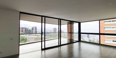 Apartamento en arriendo en unidad cerrada con fácil acceso desde av principal. Cerca a iglesias y restaurantes. Entorno tranquilo y de poco ruido, rutas de transporte publico. Piso en madera, puerta de seguridad, sala comeodr, 3 alcobas con baño en la principal, cocina integral abierta tipo americano, balcon y parqueadero cubierto. Cuenta con piscina, gym, salon social, turco, parques infantiles, zonas verdes, vigilancia 24 horas, citofonia y circuito cerrado de tv. *Inmuebles sujetos a verificación de disponibilidad.*