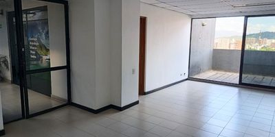 Oficina en arriendo sobre via principal, parques, rutas de transporte publico, restaurante, universidad y servicios complementarios. Piso en baldosa, 1 espacio, baño, cocineta y terraza, parking independiente. Conjunto cerrado, ascensor , vigilancia, bahia de parqueo, porteria 24 horas y circuito cerrado de tv.
