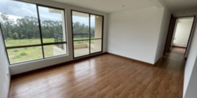 APARTAMENTO, Piso 5 o 7, ochenta y siete mts2. Cuenta con 3 habitaciones, estudio TV, 3 baños, sala, comedor, cocina abierta tipo americano, zona de ropas, ascensor, citofonía, shut de basuras, vigilancia 24 horas y parqueadero cubierto privado, se entrega con cortinas.El conjunto cuenta con amplias zonas sociales, zonas de recreación como cancha múltiple y teatrino, juegos infantiles, piscina cubierta, turco y sauna hombres y mujeres, gimnasio dotado, zona de BBQ, salón social yparqueaderos para visitantes.Además, SENDEROS DE GIRASOLES esta cerca de todo Centros Comerciales, Colegios, Universidades,Restaurantes, Centros De Salud Y Parques Recreativos. 