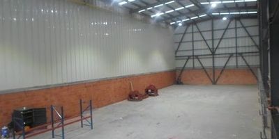 Bodega de mil setenta y ocho  mt, 50 kva en bodega, en arriendo y venta. en FUNZA, área de almacenamiento setecientos cincuenta mts,  con once metros de altura libre, resistencia de piso cinco toneladas por metro cuadrado, con muelle a nivel, y muelle deprimido,  segundo piso ciento treinta y seis mt y tercer piso de ciento treinta y seis mt, mezzanine cincuenta y cinco metros, Bodega ubicada en parque industrial, seguridad privada, CCTV, son acceso a dos vías principales, sin pago de peaje. Cerca a Bogotá visítanos. www.brokerinmobiliaria.com.co