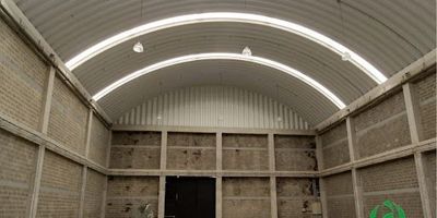 Bodega en arriendo COTA SIBERIA PARA ESTRENAR con área total de DOS MIL DOCIENTOS metros, triple altura, resistencia de piso de cuatro toneladas por metro cuadrado, muelle a nivel  y muelle deprimido, primer piso de dos mil  metros, dos baños comunales grandes  cocineta, segundo piso de doscientos  metros para oficinas  puerta trasera, red contraincendios. Parqueaderos varios vehículos Ubicada en parque industrial, Cerca a Bogotá VISITANOS www.brokerinmobiliaria.com.co