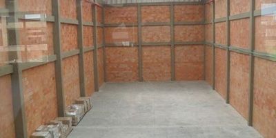 Bodega  en parque industrial con doble acceso facilidad de transporte sin peajes  con el cuarenta por ciento  menos en el impuesto del Ica administración con salón para eventos, restaurantes, corresponsal Bancolombia, cafetería, área de mil setenta metros, once metros de altura, cuatro toneladas de capacidad por metro cuadrado, muelles a nivel y deprimido, con niveladora, primer piso setecientos cincuenta metros, mezanine de cincuenta metros,  con cocineta  en el segundo piso  y el tercer piso de ciento veinticinco metros, piso en porcelanato y techos en drywall, con baños. Agende su cita www.brokerinmobiliaria.com.co