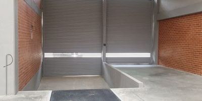 Bodega  en parque industrial con doble acceso facilidad de transporte sin peajes,  con el cuarenta por ciento  menos en el impuesto del Ica administración con salón para eventos, restaurantes, corresponsal bancolombia cafetería, area de mil cuatrocientos cuarenta y tres metros, once metros de altura cuatro toneladas de capacidad por metro muelles a nivel y deprimido con niveladora cuadrado primer piso ochocientos cuarenta y tres metros, mezzanine,  con cocineta y techos en dry wall, con baños. agenda su cita visitanos www.brokerinmobiliaria.com.co