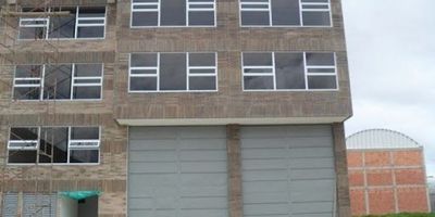 Bodega  en parque industrial con doble acceso facilidad de transporte sin peajes,  con el cuarenta por ciento  menos en el impuesto del Ica administración con salón para eventos, restaurantes, corresponsal Bancolombia, cafetería, área de mil setenta metros, once metros de altura cuatro toneladas de capacidad por metro cuadrado, muelles a nivel y deprimido, con niveladora, primer piso setecientos cincuenta metros, mezanine de cincuenta metros,  con cocineta segundo y tercer piso de ciento veinticinco metros, piso con porcelanato y techos en drywall, con baños. agende su cita www.brokerinmobiliaria.com.co