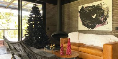 Casa amoblada en arriendo y venta cerca a via principal, parque principal, estaciones de servicios. Entorno tranquilo, campestre y poco flujo vehicular. Piso en madera, puerta de seguridad, sala y comedor independiente, chimenea, estudio, biblioteca, estar de tv, 3 alcobas con baño en la principal, jacuzzi, cocina integral abierta, alcoba y baño de servicio, terraza, jardin y parqueaderos en area descubierta. Cuenta con porton electrico. Cuenta con circuito cerrado de tv. *Inmuebles sujetos a verificación de disponibilidad.*