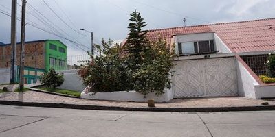 Casa venta Urbanización la Coruña, bien ubicada, con buenas vías de acceso Av carrera 7, calle 11 sur, carrera 8, cerca del Colegio Nuestra señora del Pilar, Clínica San Rafael, Hospital de la Hortua, y Transmilenio, a 10 minutos de la Plaza de Bolívar, Casa esquinera de 2 plantas, diseñada por el Arquitecto Rogelio Salmona, diseño interno original, muy buena iluminación, 
área de lote: 228m2 y área construida: 209.10m2, distribuida de la siguiente manera, Primer nivel Antejardín, garaje, sala comedor, cocina a gas natural, zona de ropas, y apartamento independiente con 2 alcobas, cocina, baño y patio, segundo nivel zona de star con balcón, baño, 2 alcobas y estudio.
