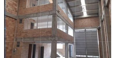 Bodegas  ARRIENDO  EN Siberia. dentro de parque industrial sobre vía autopista Medellín, sin peajes, acceso, la bodega tiene un área total trescientos noventa  Mts2,  con área bodega Trescientos  Mts2 , área oficina cuarenta y cinco Mts, área de recepción con cuatro  baños y cocineta, altura bodega  nueve mts, capacidad cuatro toneladas M2, muelle a nivel,  muy a CERCA A BOGOTA. visítanos www.brokerinmobiliaria.com.co