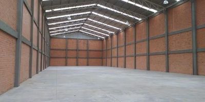 Bodegas VENTA en COTA en  parque industrial, de mil seiscientos metros cuadrados, área de almacenamiento de mil trecientos metros cuadrados, doce metros de altura libre, resistencia de piso de ocho toneladas por metro cuadrado, cuenta con dos muelles deprimidos, área de oficinas de doscientos cincuenta m,  seguridad venticuatro horas, carga eléctrica,  red contra incendios. CERCA A BOGOTA. visitanos www.brokerinmobiliaria.com.co