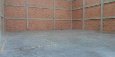 Bodega arriendo en Siberia. dentro de parque industrial sobre vía autopista Medellín, sin peajes, acceso, la bodega tiene un área total de QUINIENTOS SETENTA Y CUATRO MYS2 , area  bodega de  TRESCIENTOS OCHENTA MTS2 primer piso, área pisos en cerámica, ventanearía, baños en cada piso, área de recepción con baños y cocineta, altura bodega doce mts, capacidad cuatro mts, muelle a nivel, el parque cuenta con bancos, cajeros, locales comerciales, plazoleta de comidas. Cerca a Bogotá visítanos www.brokerinmobiliaria.com