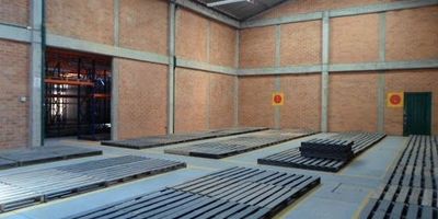 Bodega a venta  en Cota-Siberia. dentro de parque industrial sobre via autopista Medellín, sin peajes, acceso, la bodega tiene un área total de quinientos setenta y cuatro  M, área bodega de doscientos cincuenta y ocho m, con oficinas en primer piso de cuarenta y cinco m, en segundo piso oficinas de ochenta y cinco , con acabados pisos en cerámica, techos en drywall, ventanería, baños en cada piso, área de recepción con dos baños y cocineta, altura bodega ocho m, capacidad cuatro TM2, un muelle a nivel . Cerca a Bogotá visitanos www.brokerinmobiliaria.com.co