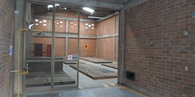 Bodega arriendo venta  en Cota-Siberia. dentro de parque industrial sobre via autopista Medellín, sin peajes, acceso, la bodega tiene un área total de trescientos ochenta y ocho M, área bodega de TRESCIENTOS DOS  m, con oficinas en primer piso de cuarenta y cinco m, en segundo piso oficinas de ochenta y cinco , con acabados  baños en cada piso, área de recepción con dos baños y cocineta, altura bodega ocho m, capacidad cuatro TM2, un muelle a nivel . Cerca a Bogotá visitanos www.brokerinmobiliaria.com.co