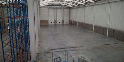 Bodegas en arriendo con área total de mil trecientos mts, triple altura, resistencia de piso de cuatro toneladas por metro cuadrado, muelle a nivel, primer piso de novecientos ochenta mts en bodega, dos baños, cocineta, con baño, piso en porcelanato y ventanearía. Ubicada en parque industrial, sobre vía principal, con estación de gasolina, hotel, plazoleta de comidas, sucursal bancaria, cajeros bancarios, papelería, empresas de mensajería. Cerca a Bogotá visítanos. www.brokerinmobiliaria.com.co