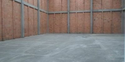 Bodegas en arriendo con área total de seicientos ochenta y tres mts2, triple altura, resistencia de piso de cuatro toneladas por metro cuadrado, muelle a nivel y deprimido  primer piso de quinientos veinticinco mts2 en bodega, baños, cocineta,piso en madera y baldosa, division en el primer piso. Ubicada en parque industrial, cerca a estación de gasolina, hotel, plazoleta de comidas, sucursal bancaria, cajeros bancarios, papelería, empresas de mensajería. Cerca a Bogotá visítanos. www.brokerinmobiliaria.com.co