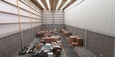 BODEGA EN ARRIENDO EN COTA  EN PARQUE INDUSTRIAL SOBRE VIA,  AUTOPISTA MEDELLIN, SIN PEAJES, AREA TOTAL OCHOCIENTOS SETENTA Y SEIS METROS, AREA BODEGA SEISCIENTOS SESENTA Y SEIS METROS, ,ALTURA DOCE M, CAPACIDAD DE PISO CINCO TON 2, MUELLE  DEPRIMIDO , BATERIAS DE BAOS EN BODEGA, SEGUNDO PISO CIENTO CINCO M 2  , TERCER PISO CON CIENTO CINCO M 2  CON BAOS, PISOS  CONCRETO AFINADO, TECHOS LUCES LED, CERCA A BOGOTA.VISITANOS www.brokerinmobiliaria.com.co