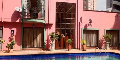 Casa en Venta La Concha Medellin
Casa de 450 mts, Independiente 2 niveles, 4 habitaciones + servicio, la principal cuenta con baño privado y jacuzzi, 4 baños + servicio, 2 estudios, cocina integral, red de gas, zona de ropas, calentador de agua, 3 balcones, parqueadero para 3 vehículos, amplias zonas verde, salón de entretenimientos, piscina, sauna, jacuzzi, cctv, sistema de alarma.
Ideal para proyecto airbnb, Tiene licencia para construir hasta 1200 m2
Cuenta con varias vías de acceso por su excelente ubicación calle 10, transversal inferior,
Cerca al Mall pinar del rio, Mall Verona, fundación ratón de biblioteca, novatech