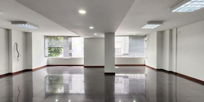 Se alquila amplia e iluminada oficina, tercer piso con ascensor, un baño para su uso exclusivo, sala de star compartida, cerca a notarias, entidades bancarias, Gobernacion, Alcaldia, Palacio de Justicia, restaurantes, supermercados, parqueaderos entre otros puntos de interes.

El canon de arrendamiento ya incluye IVA y servicios publicos basicos de enerrgia y acueducto.
