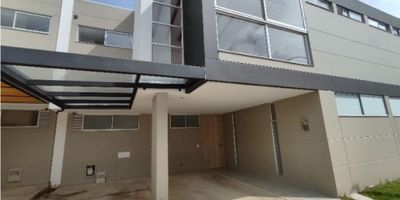 Casa en unidad en el sector de Gualanday, cuenta con 3 alcobas y 4 baños, cocina integral, sala comedor, zona de ropas, patio exterior con jacuzzi y media pérgola, sala de TV, 2 parqueaderos cubiertos y cuarto útil. La unidad cuenta con cancha sintética, gimnasio, sauna y turco, juegos infantiles, salón social, zonas verdes y parqueadero de visitantes. Cerca a centros comerciales, centros de salud, colegios y a 7 minutos de Jardines de Llanogrande
