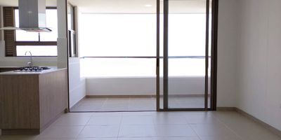 Apartamento en venta en unidad cerrada cerca a supermercados de cadena, parque, colegios, centros de salud, restaurantes y servicios complementarios. Piso en porcelanato y madera laminada, puerta de seguridad, sala comedor, 3 alcobas con baño en la principal y vestier, cocina integral abierta tipo americano, balcon y parqueadero cubierto. Conjunto cerrado con ascensor, piscina, gimnasio, salon social, sauna, parques infantiles, zonas verdes, vigilancia 24 hrs, citofonia y circuito cerrado de tv. Inmuebles sujetos a verificación de disponibilidad.