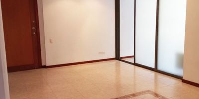 Apartamento en arriendo en unidad cerrada cerca a supermercados, restaurantes, centro comercial, servicio publico de transporte y servicios complementarios. Piso en baldosa, sala comedor, estudio, 2 alcobas con baño en la principal, tina, cocina integral cerrada tipo americano, balcon, terraza y parqueadero. Conjunto cerrado con ascensor, piscina, salon comunal, turco, sauna, parques infantiles, zonas verdes, vigilancia 24 hrs, circuito cerrado de tv. *Inmuebles sujetos a verificación de disponibilidad.*