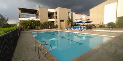 ALQUILO, casa en ciudad country via panamericana cali jamundi., en unidad residencial  QUETZAL.... PRIMER PISO., Parqueadero para un vehículo., baño social sala y comedor espacios independientes., ., patio y zona oficios., cocina integral , SEGUNDO PISO., Tres alcobas principal baño, y baño auxiliar., espacio pequeño para estudio. , la unidad cuenta con amplias zonas sociales., zona juegos., piscina, parqueadero visitantes., excelente ubicacion por su buen acceso al servicio de transporte publico., el sector cuenta con amplias zonas verdes, parques biosaludables, senderos para caminar trotar parque mascotas, mas informacion conEDWIN SALAZAR 3118417311 - 3158902462