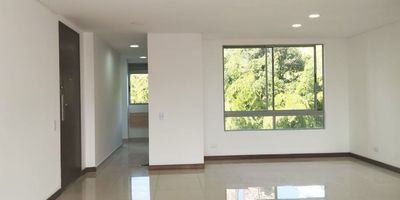 Apartamento en arriendo en unidad cerrada con facil acceso desde la principal y cercano a servicios complementarios en centros comerciales. Sector tranquilo, de poco flujo vehicular por ser de transito solo para residentes. Cuenta con piso en porcelanato y madera, puerta de seguridad, sala comedor, 2 alcobas con baño en la principal, cocina integral cerrada, balcon y parqueadero cubierto. Piscina, gym, salon social, turco, parque infantil, zonas verdes, vigilancia 24 horas, citofonia y circuito cerrado de tv. Inmuebles sujetos a verificación de disponibilidad.