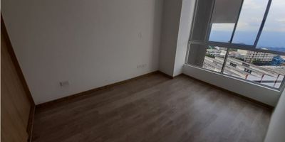 Apartamento para estrenar en sector de alta valorización, cuenta con dos alcobas con clóset, dos baños completos, calentador de agua, sala comedor con hermosa vista, cocina integral con gas natural, suelos en cerámica, zona de ropas independiente, parqueadero cubierto, vigilancia y porteria 24 horas, cerca a colegios y universidades, transporte público cercano, sobre vía principal, zona residencial. 
