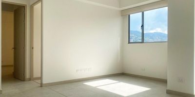 Apartamento en arriendo en unidad cerrada con facil acceso a via principal, centro comercial, supermercados, restaurantes, servicio publico de transporte y servicios complementarios. Piso en ceramica, sala comedor, 2 alcobas con baño en la principal, cocina integral abierta tipo americano, balcon y parqueadero cubierto. Conjunto cerrado, ascensor, piscina, gym, salon social, sauna, turco, parque infantil, vigilancia 24 horas y circuito cerrado de tv. *Inmuebles sujetos a verificación de disponibilidad.*