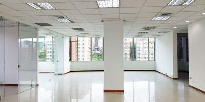 Oficina en arriendo en edifico empresarial cerca a via principal, centros comerciales, fácil acceso a transporte publico, supermercados y múltiples servicios complementarios de la zona. Piso en porcelanato, 26 espacios, baños, cableado de red, techo cielo raso, aire acondicionado central, divisiones en drywall y vidrio, y parqueaderos cubiertos. Conjunto cerrado, ascensor, bahia de parqueo, auditorio, baños comunales, planta electrica, Edificio con vigilancia 24 horas, citofonia, circuito cerrado de tv, parqueadero visitantes gratuito. *Inmuebles sujetos a verificación de disponibilidad.*