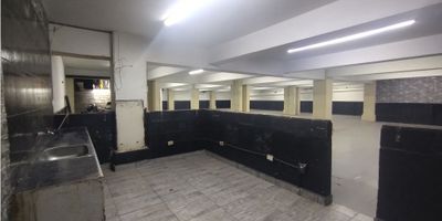 Arrendamos local ubicado en el sector De Itagüí, cercano al parque principal, al paque obrero, sobre via principal Este inmueble cuenta con 2 baños, 2 bodegas pequeñas, oficina, barra tipo mostrador, persiana grande, 230mts aproximadamente no tiene restricciones para negocios.
 

CONTACTANOS +57 3022142235
CDO 3767
