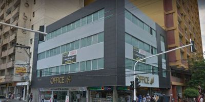 Oficina en arriendo en Barranquilla, Atlántico. Ubicada en el Barrio Rosario, este espacio de 29 m² construidos ofrece un baño, ideal para su negocio. El canon mensual es de $430,000, con gastos de administración aproximados de $288,414. Su estratégica dirección en Calle 40 #44-9 brinda excelente conectividad y cercanía a servicios esenciales en la ciudad de Barranquilla. Una opción práctica para su desarrollo profesional. Para más información o programar una visita a esta oficina, le invitamos a contactarnos por WhatsApp o a ver los teléfonos disponibles.