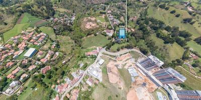 Apartamento con 66 m2 ubicado en  proyecto de vivienda en unidad cerrada, conformado por 6 torres de hasta 8 niveles. Está ubicado en el sector de Ojo de Agua en Rionegro, una de las zonas con más alta valorización del Oriente Antioqueño.

En Altos de Santana encontrarás apartamentos inspirados en las familias, parejas, y aquellas personas que están listas para comprar su primera vivienda. Aquí, disfrutarás de los espectaculares atardeceres del municipio de Rionegro y estarás conectado con la naturaleza.

Su ubicación es estratégica, cerca al Aeropuerto José María Córdova, Clínica Somer, Parque de Rionegro, San Antonio de Pereira Vía Llanogrande, Jumbo C.C San Nicolás, Universidad Católica, Polideportivo de Rionegro. Excelentes rutas de transporte, y vías de acceso.

Fecha de entrega : diciembre 2024