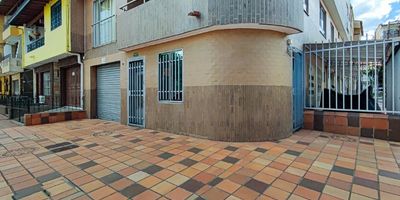 Agradable aparta- estudio, ubicada en el sector de belén la gloria, en la carrera 79, piso 1, tiene un área de 53 metros aproximadamente. El inmueble cuenta con:  1 alcoba, 1 baño cabinado, 1 closets, sala-comedor, cocina integral con red de gas, y piso en cerámica.&nbsp;Los datos de los inmuebles promocionados en la página web están sujetos a cambio y verificación de disponibilidad.