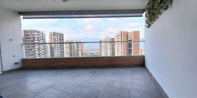 Codigo 22628. Apartamento en venta ubicado en Envigado sector Loma del ChochoCerca a: Bancolombia, Colegio Cumbres, Euro, City Plaza, La Intermedia, El Escobero y Loma del Chocho.Descripción general: 3 habitaciones, 1 vestier, 2 closet, 2.5 baños(2 con ducha y 1 con sanitario), Salon - comedor, Cocina abierta integral, Zona de ropas, Balcón, Parqueadero doble lineal, Cuarto útil, Red de gas y Servicios públicos.La unidad cuenta con Portería 24 horas, Lobbie, Parque infantil, Salón de juegos para niños, Cancha, Salón de juegos para adultos, Gimnasio, Salón social, Zona de bbq, Piscina para adultos, Piscina para niños, Sauna, Turco, Zonas verdes, Zona de mascotas y Parqueadero de visitantes.