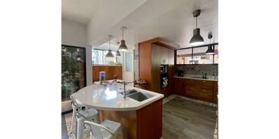 Casa en Arriendo El Tesoro Medellin

 

Casa área 252 metros 2 niveles sala comedor, cocina integral independiente tipo americana,
4 habitaciones, 5 baños, biblioteca, zona de ropas pisos cerámica, zona social
En alcobas madera laminada, jardín, terraza, 2 parqueaderos.

Cerca al tesoro
